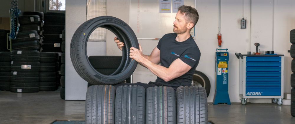 Jonathan Benson avec un train de pneus été dans un atelier de pneumatiques avant un test