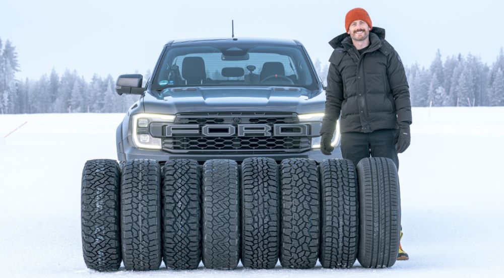 Pneus tout-terrain alignés sur la neige devant un pick-up Ford lors d’un test de pneus hiver