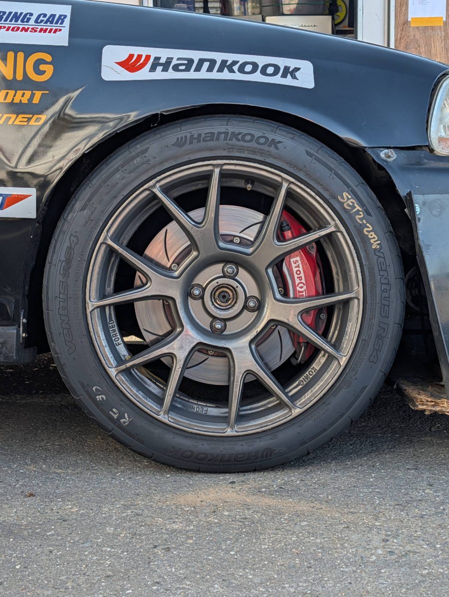 Hankook Ventus RS4 225/45 ZR17 à l'avant de la Civic