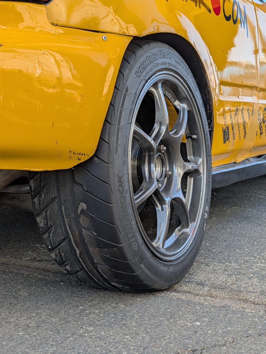 Hankook Ventus RS4 à l'arrière de la Civic